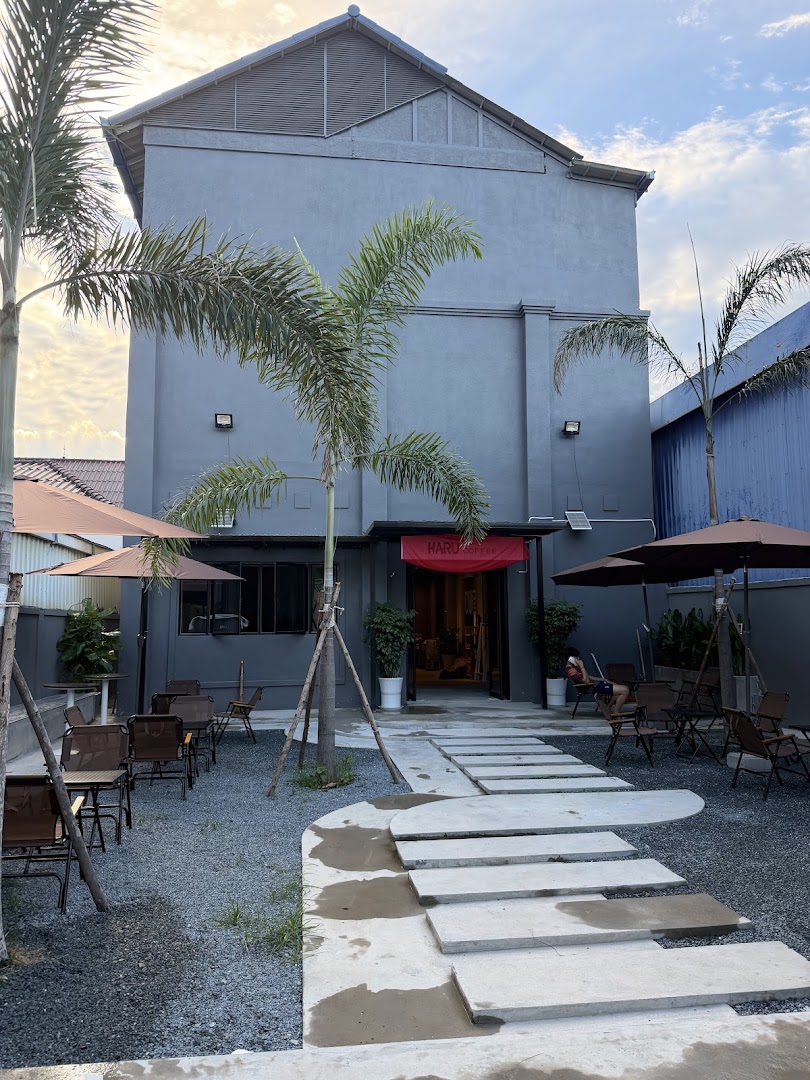 Haru Coffee: clear, inviting exterior venue photo
