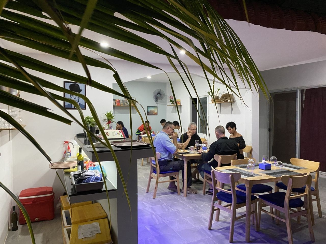 TOTO' Pizza: restaurant atmosphere and patrons