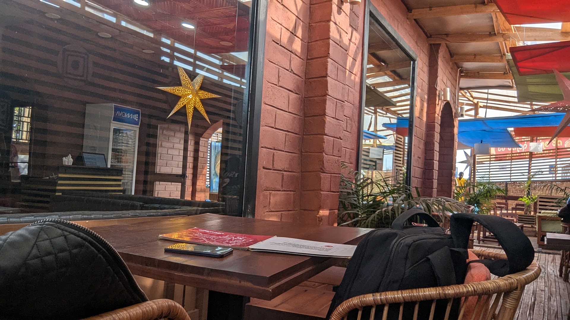 Tchopetyamo Bafoussam: clear view of restaurant interior