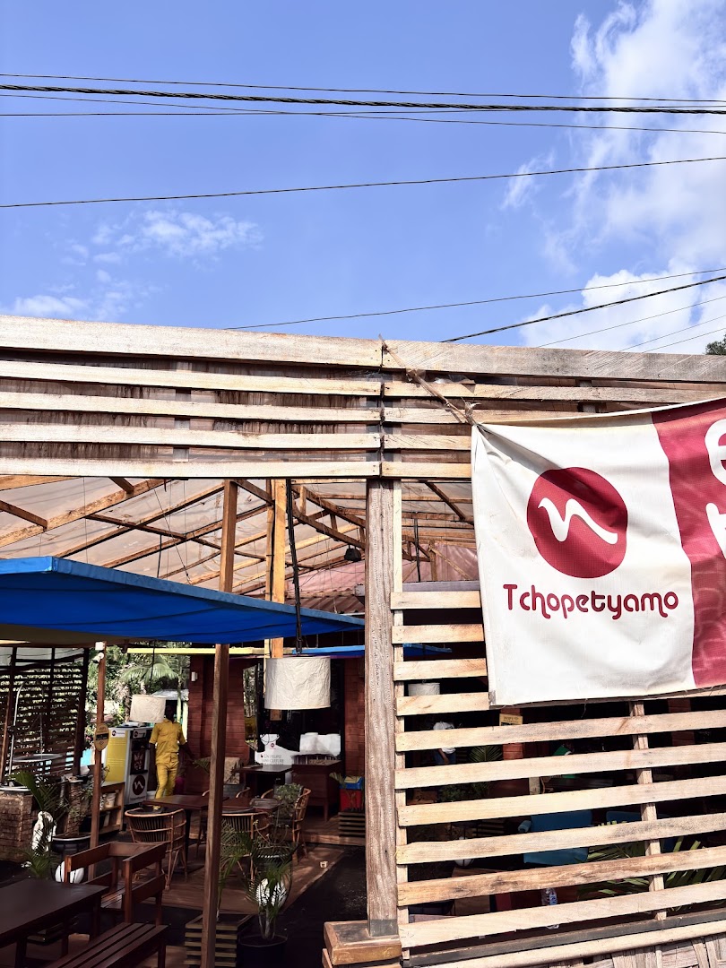 Tchopetyamo Bafoussam: clear view of restaurant exterior
