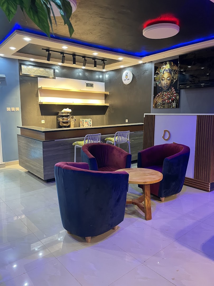 Chief Town Lounge: clear, inviting interior atmosphere