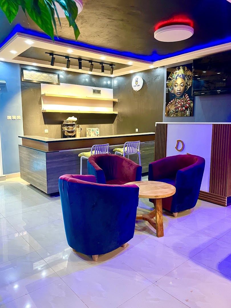 Chief Town Lounge: clear, inviting interior atmosphere
