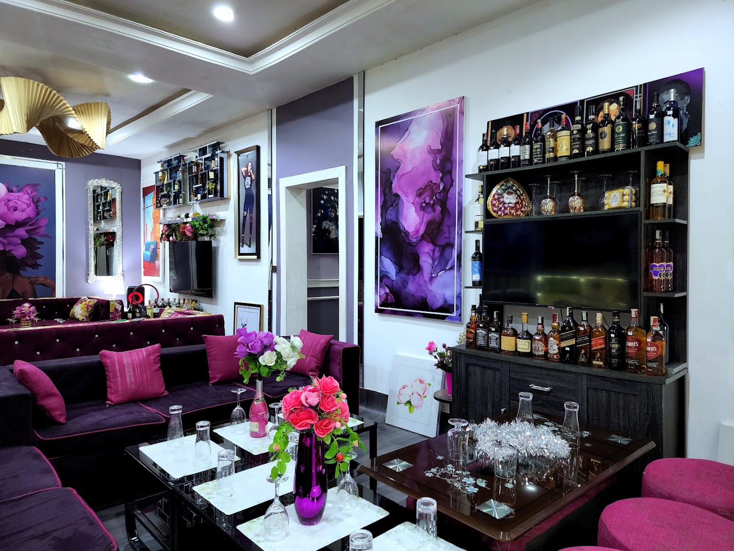 Plush House VIP: clear, inviting interior atmosphere