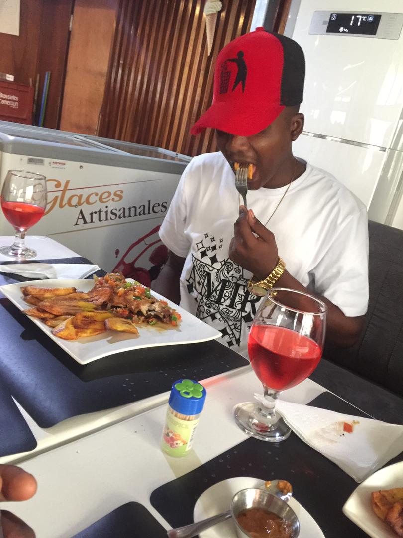 Restaurant Label Foumban: customer enjoying meal at restaurant