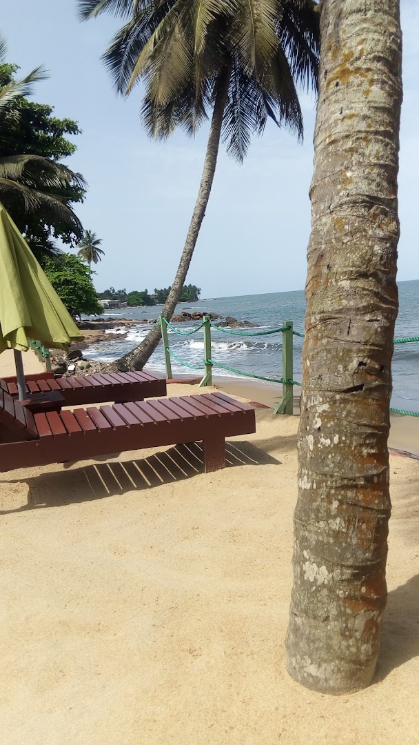 Pieds dans l'Eau: inviting beachside terrace atmosphere