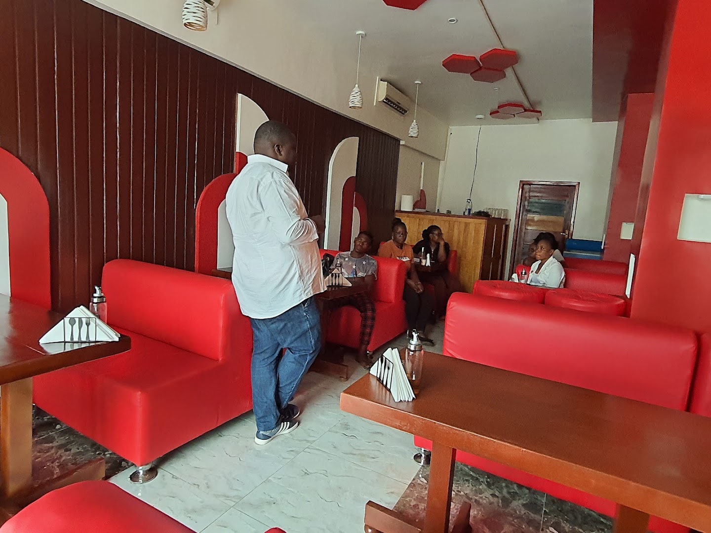 Pizza Dorée: restaurant interior and atmosphere