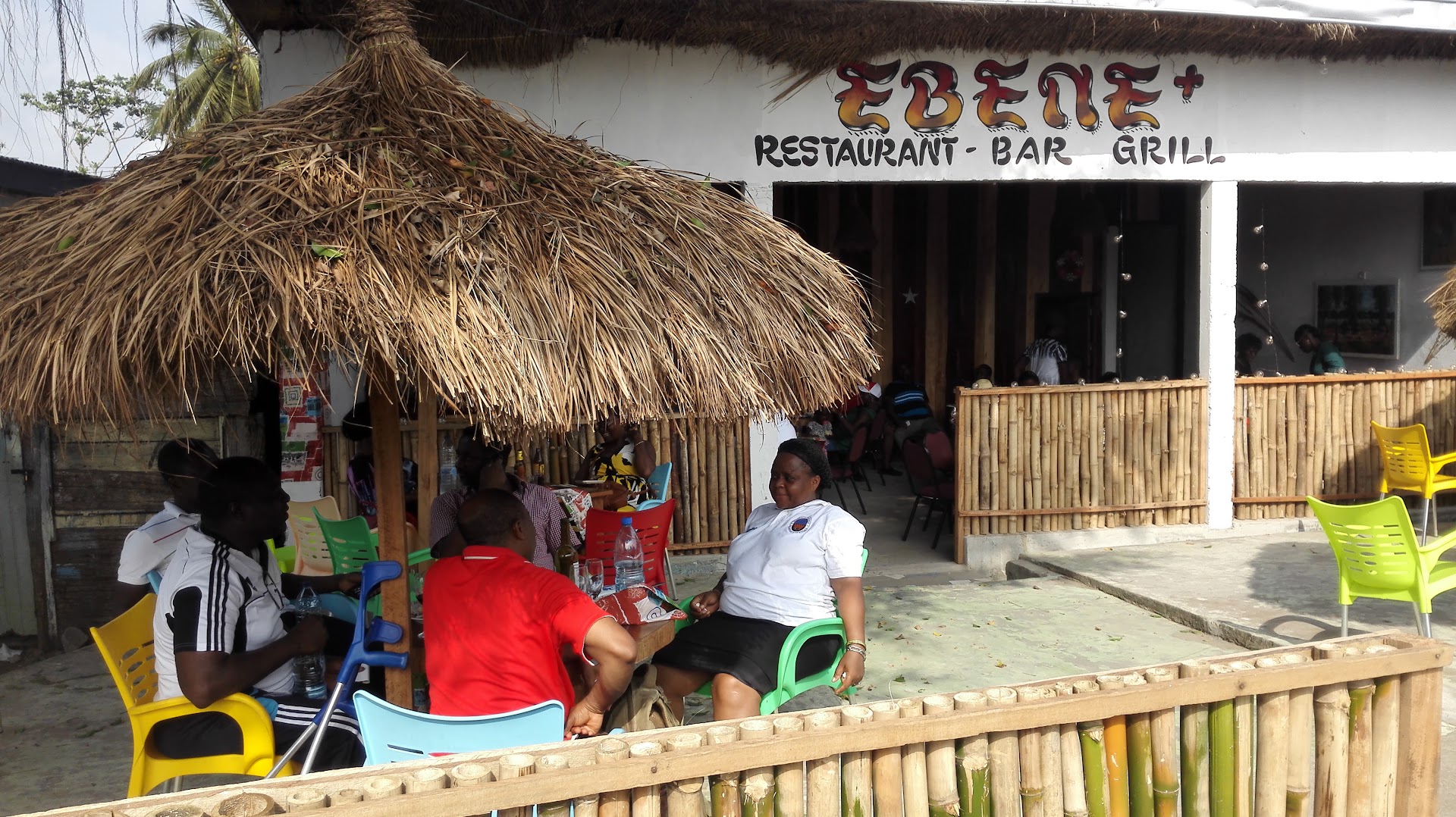 Restaurant Ébène Plus: venue atmosphere and customers