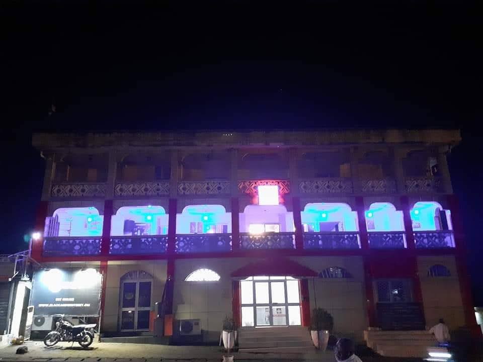 Liengu Mboke Bar & Cuisine: clear night shot of venue