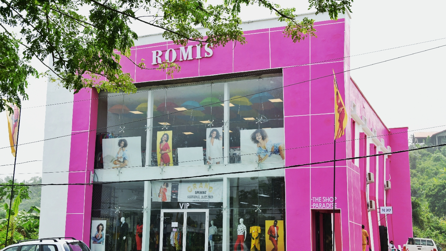 ROMIS Shopping Mall: clear exterior view of shop