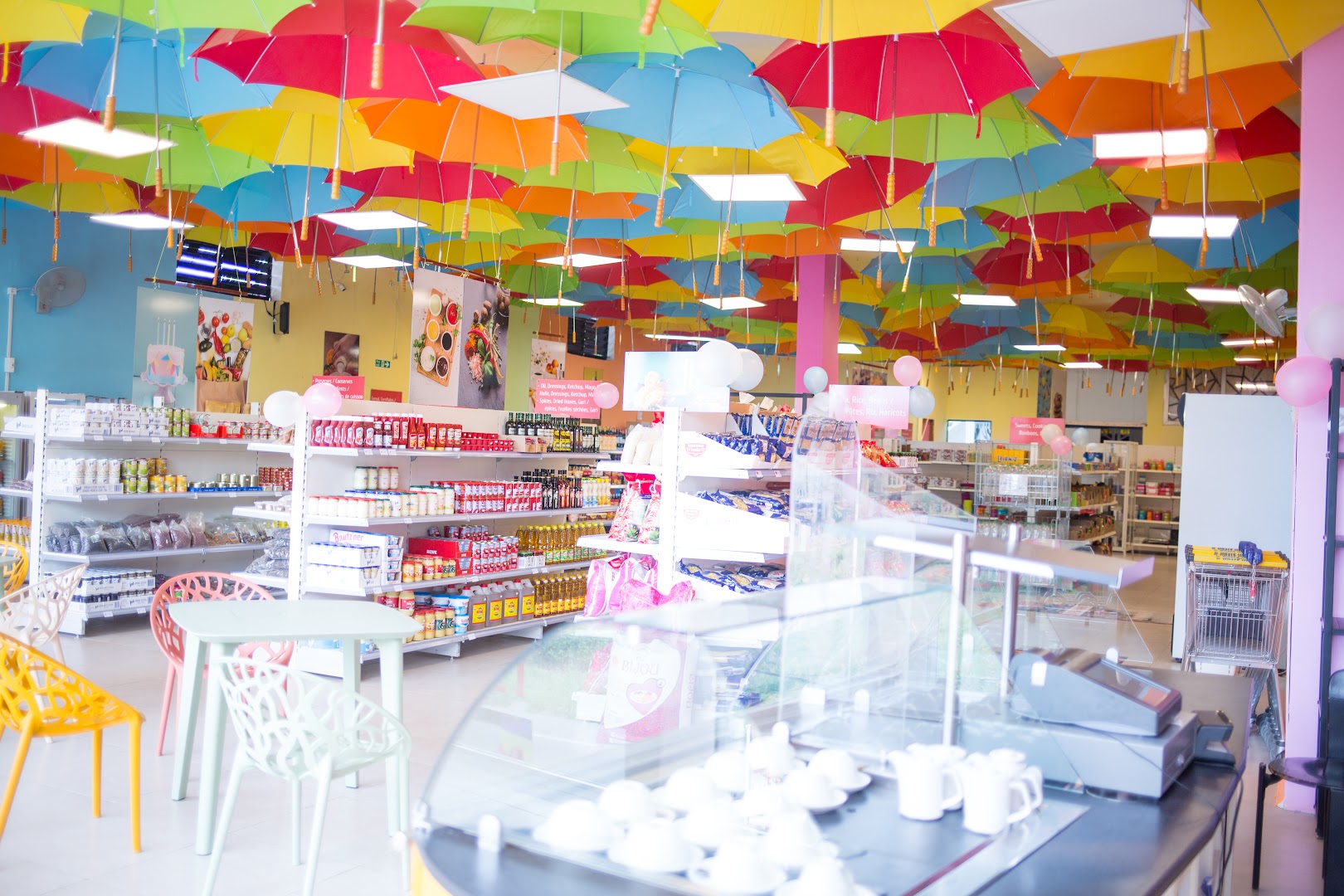 ROMIS Shopping Mall: shop interior and atmosphere