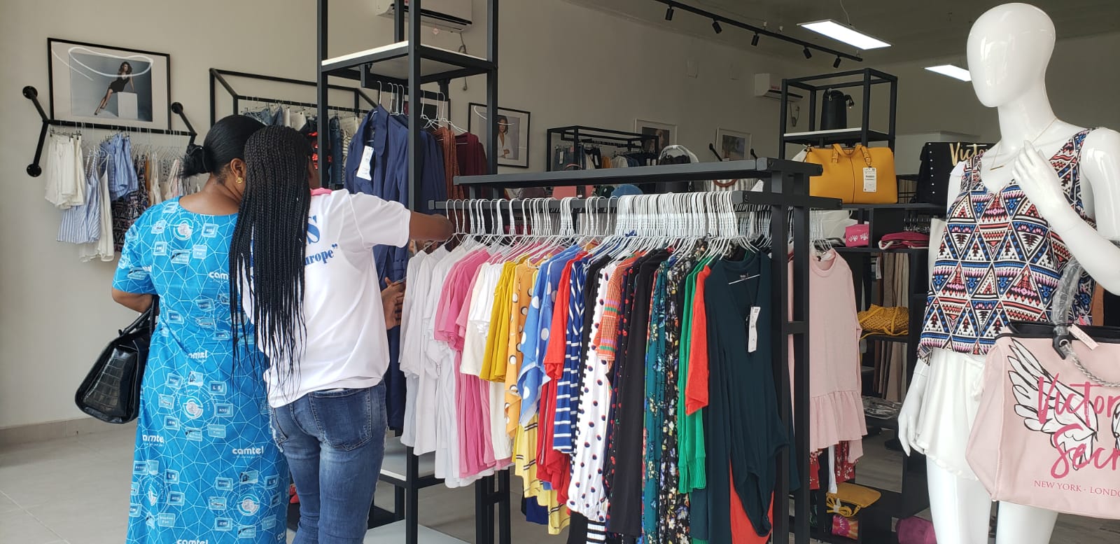 ROMIS Shopping Mall: clear view of shop interior