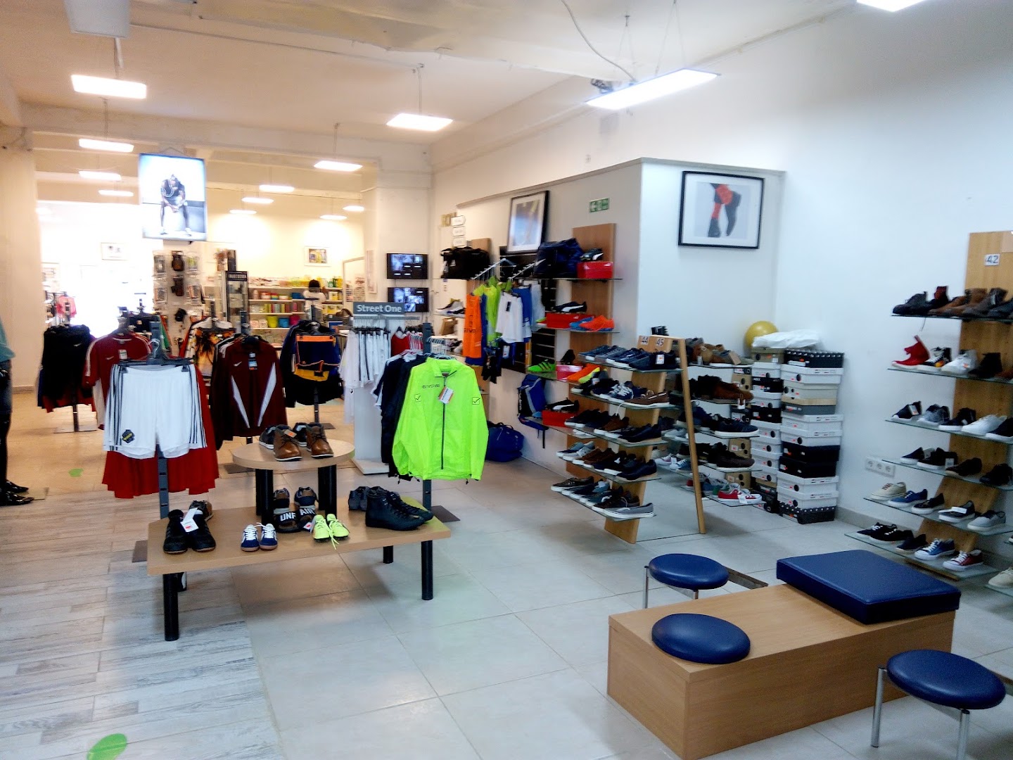 ROMIS Shopping Mall: clear view of shop interior