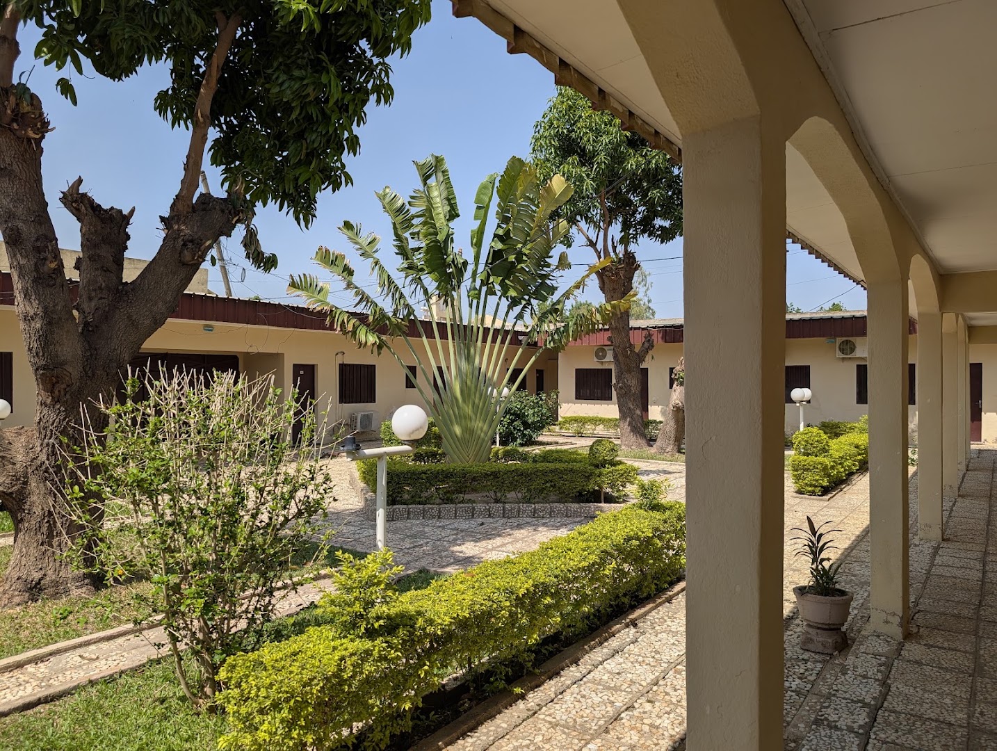 Hôtel Savano: attractive hotel courtyard and garden
