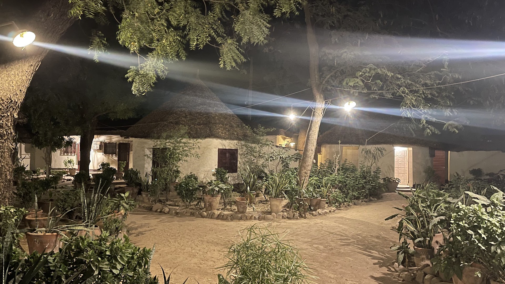 Relais Porte Mayo: atmospheric night shot of venue