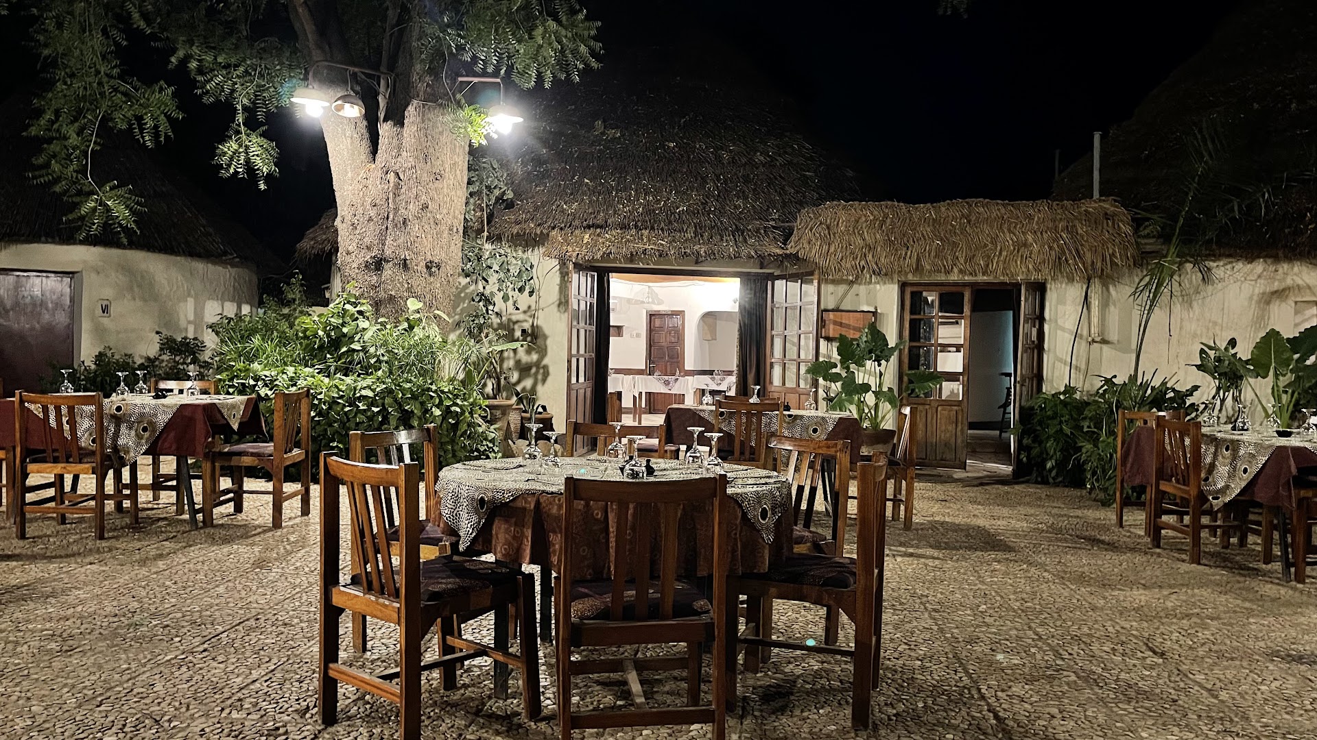 Relais Porte Mayo: inviting and well-lit restaurant terrace