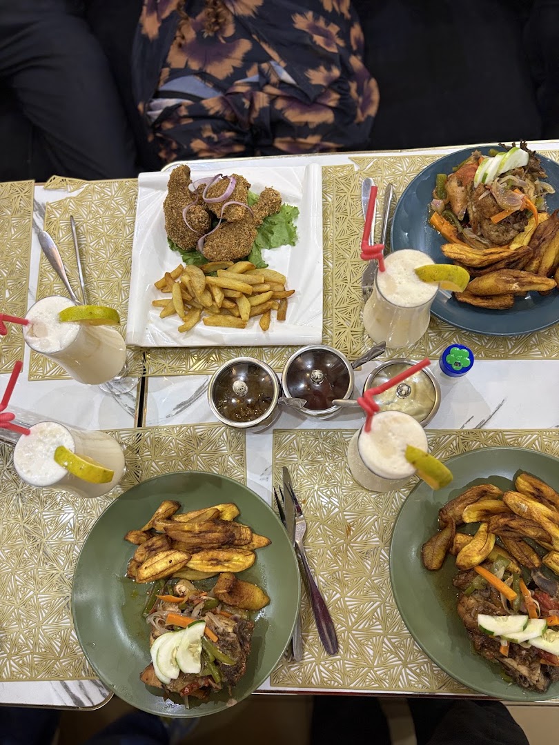 Blue Sky by Eto'o: appetizing food and drink presentation