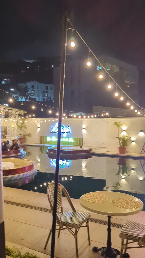 L'Hybride: attractive evening atmosphere and setting