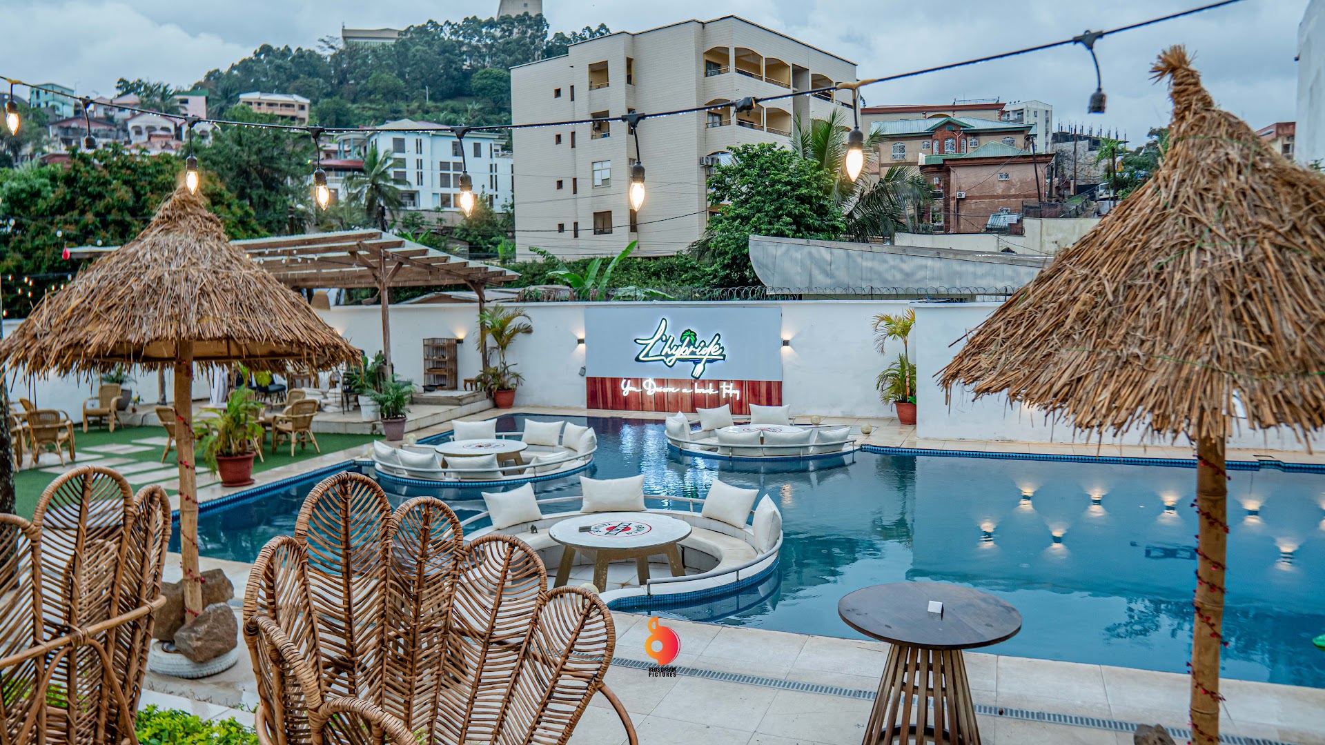 L'Hybride: attractive, high-quality venue atmosphere photo