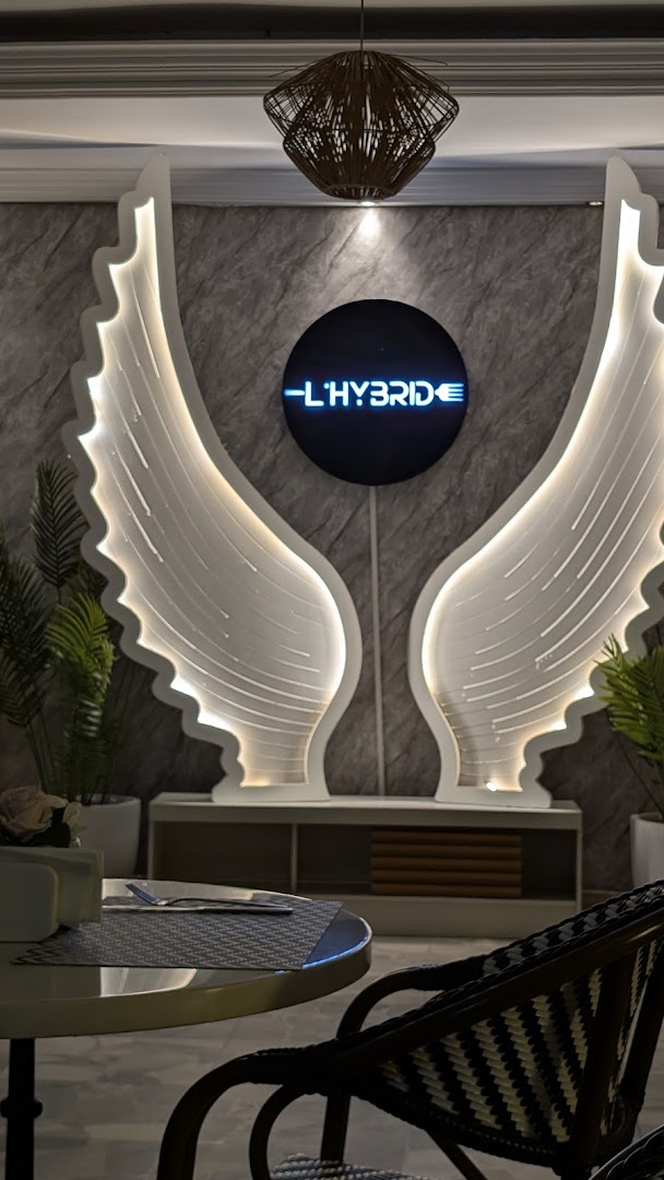 L'Hybride: attractive interior with clear branding
