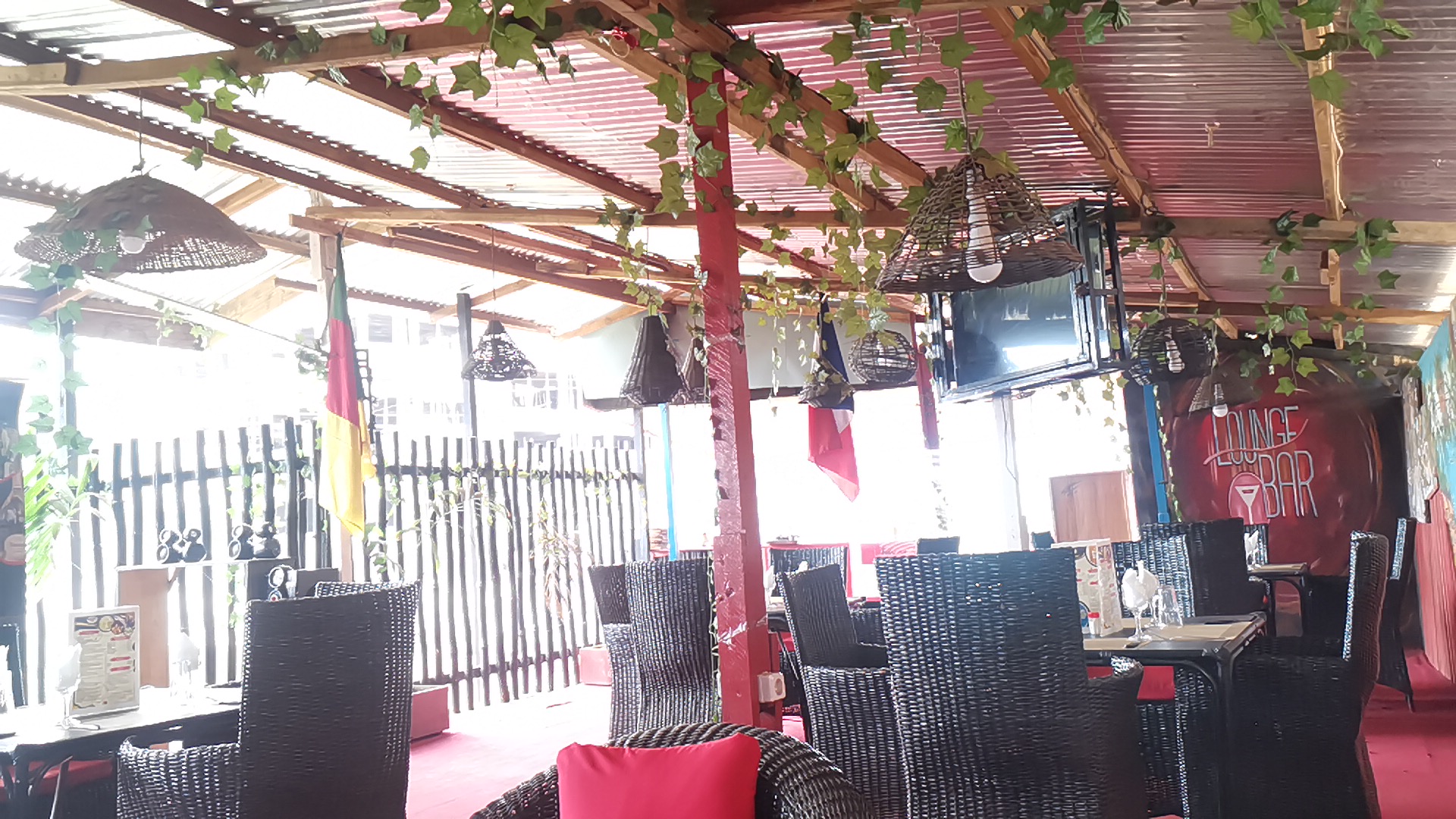 Le Frenchie: clear view of restaurant terrace