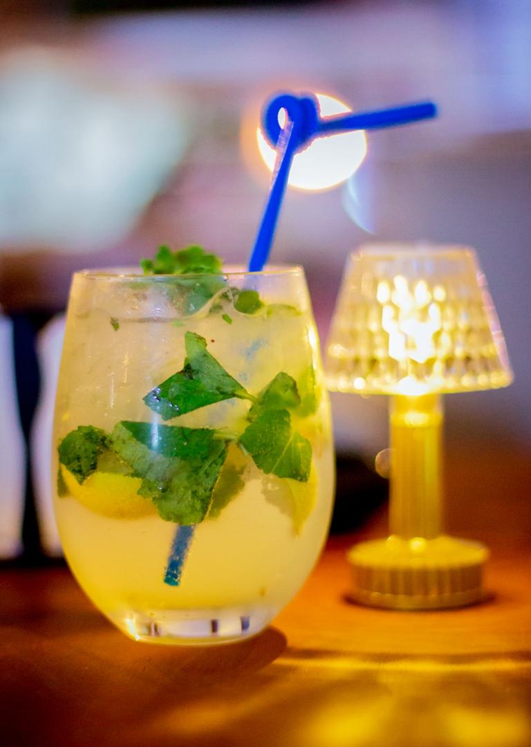 Le Perchoir: appealing cocktail and atmospheric lighting