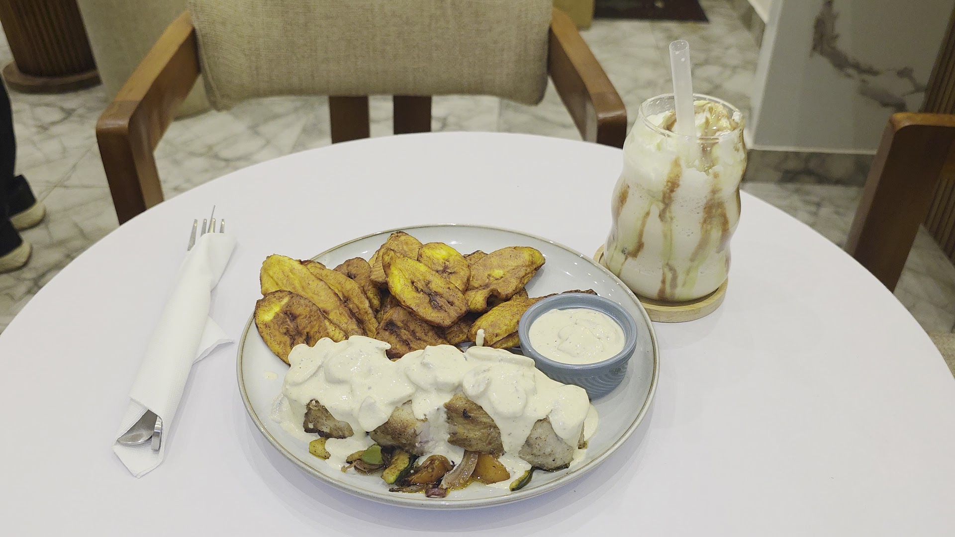 Meravi Coffee & Brunch: appetizing food and drink presentation