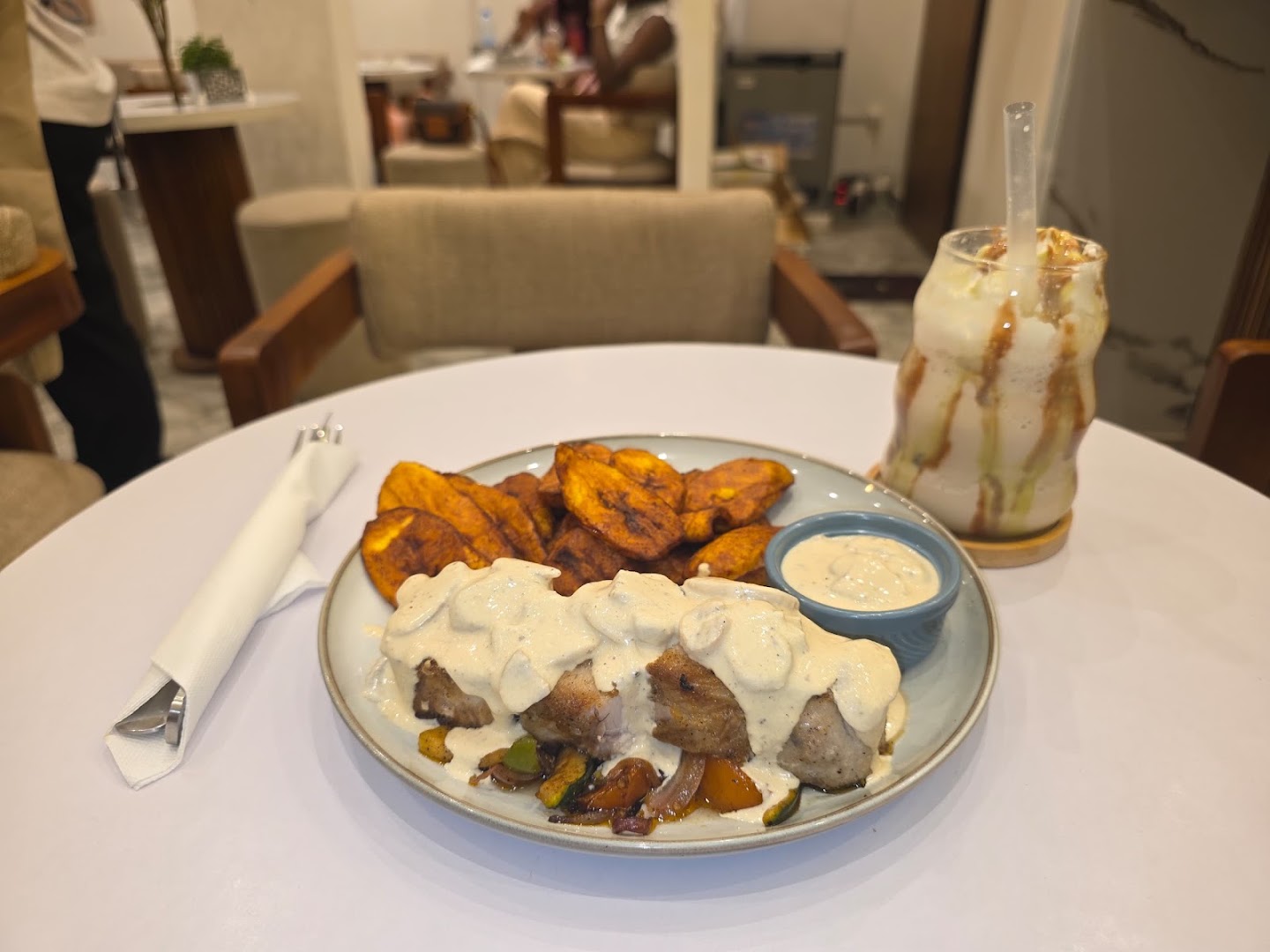 Meravi Coffee & Brunch: appetizing food and drink presentation