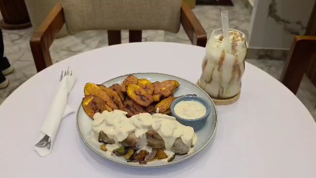 Meravi Coffee & Brunch: appetizing food and drink presentation