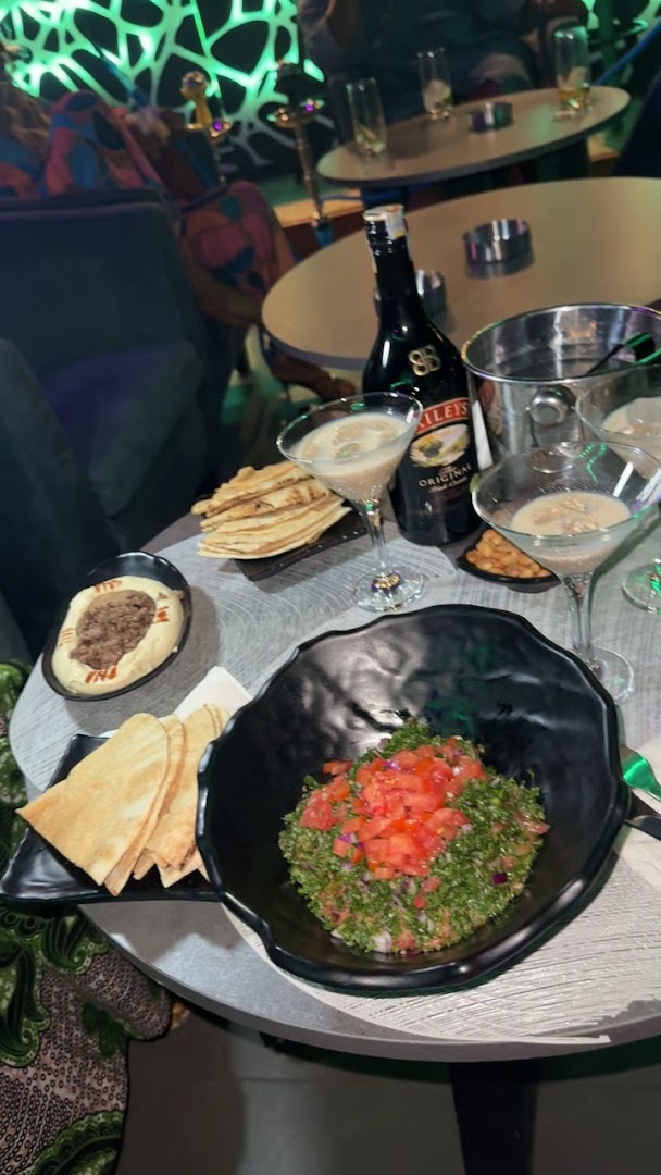 Xanadou Lounge: appetizing food and drink presentation