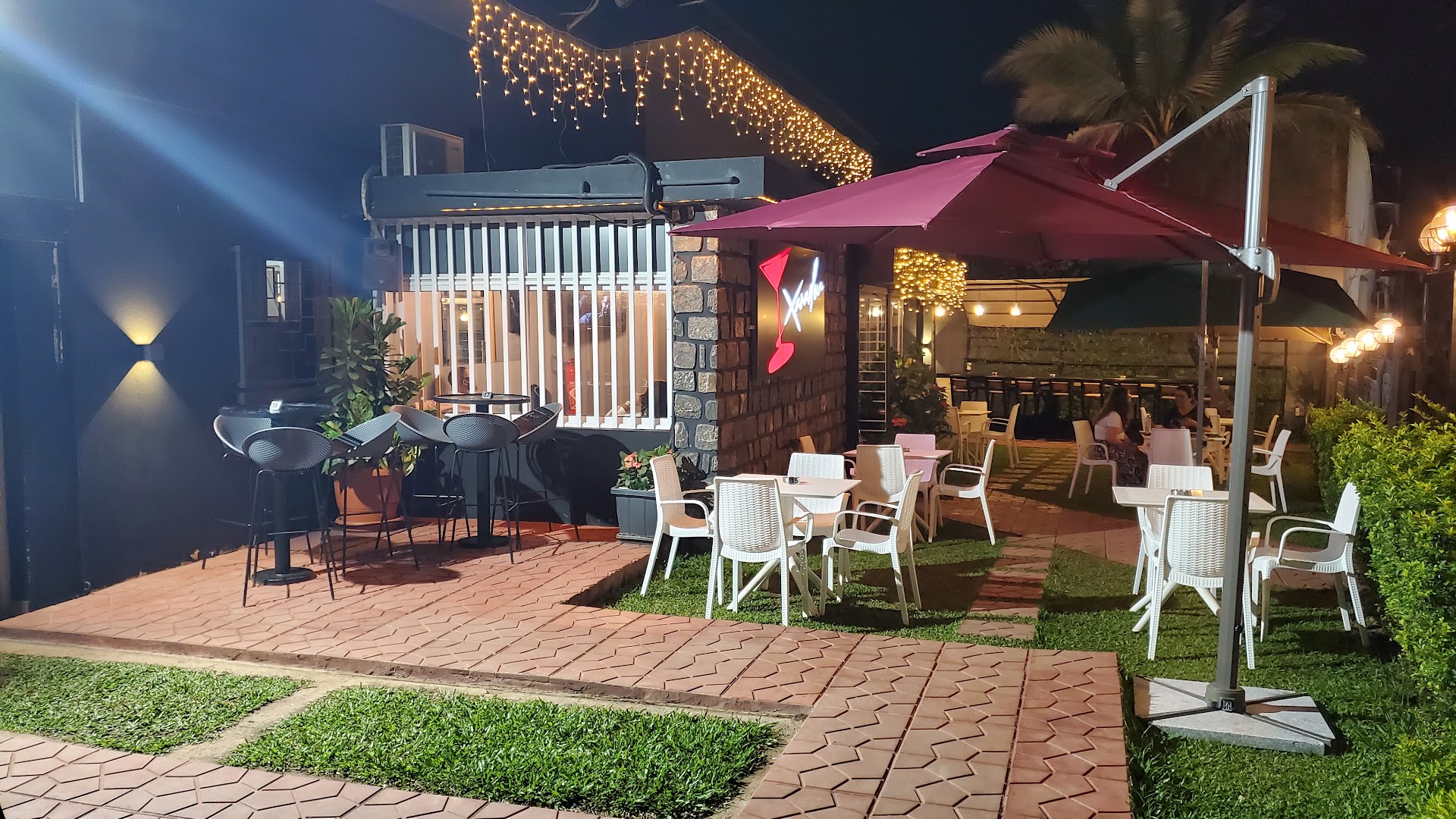 Xanadou Lounge: inviting outdoor lounge atmosphere
