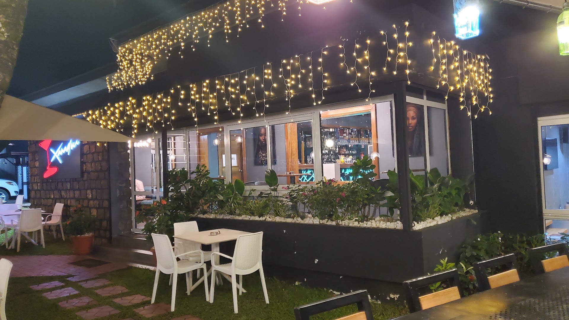 Xanadou Lounge: inviting exterior with pleasant lighting