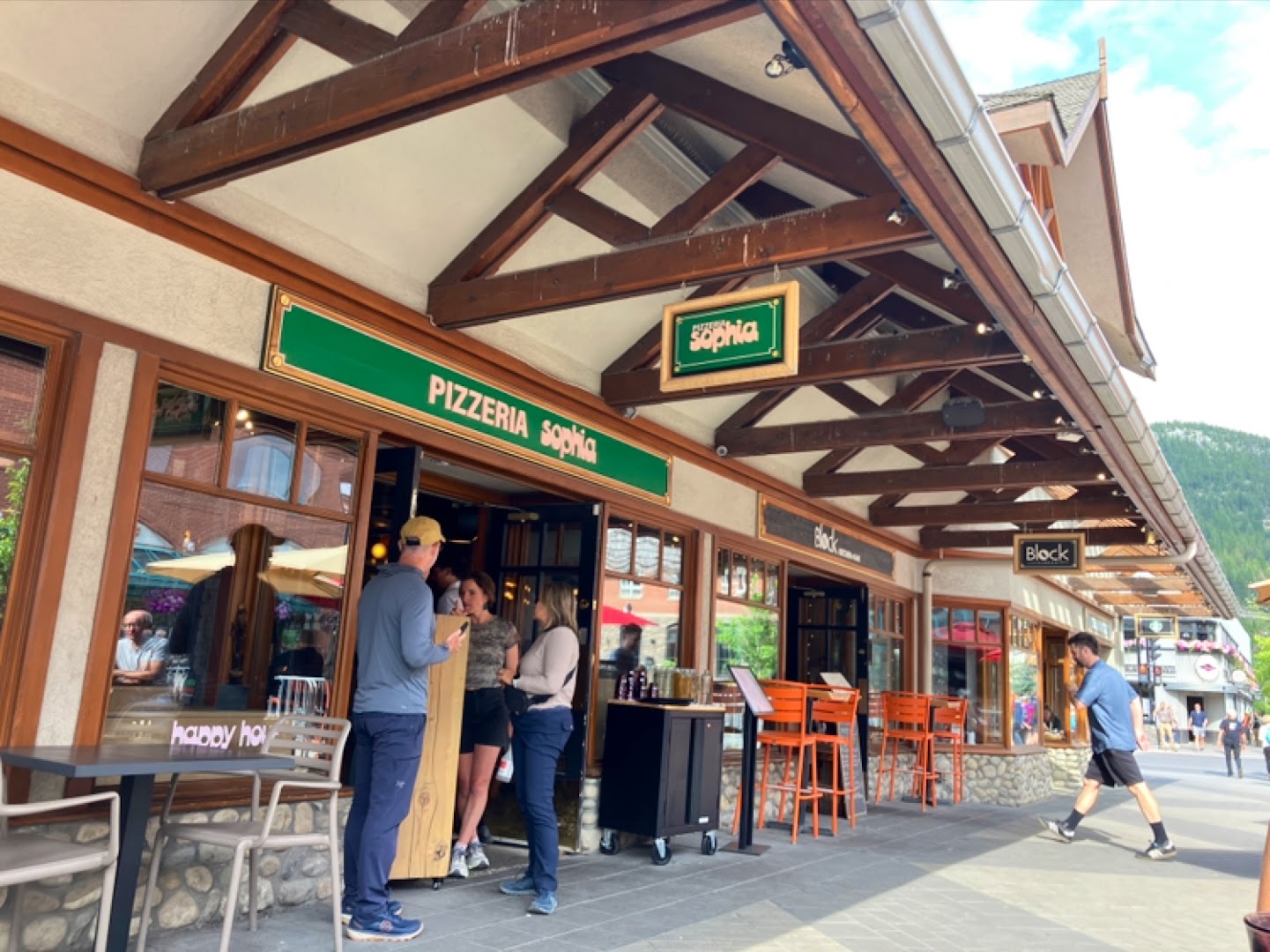 Pizzeria Sophia: clear exterior shot of restaurant
