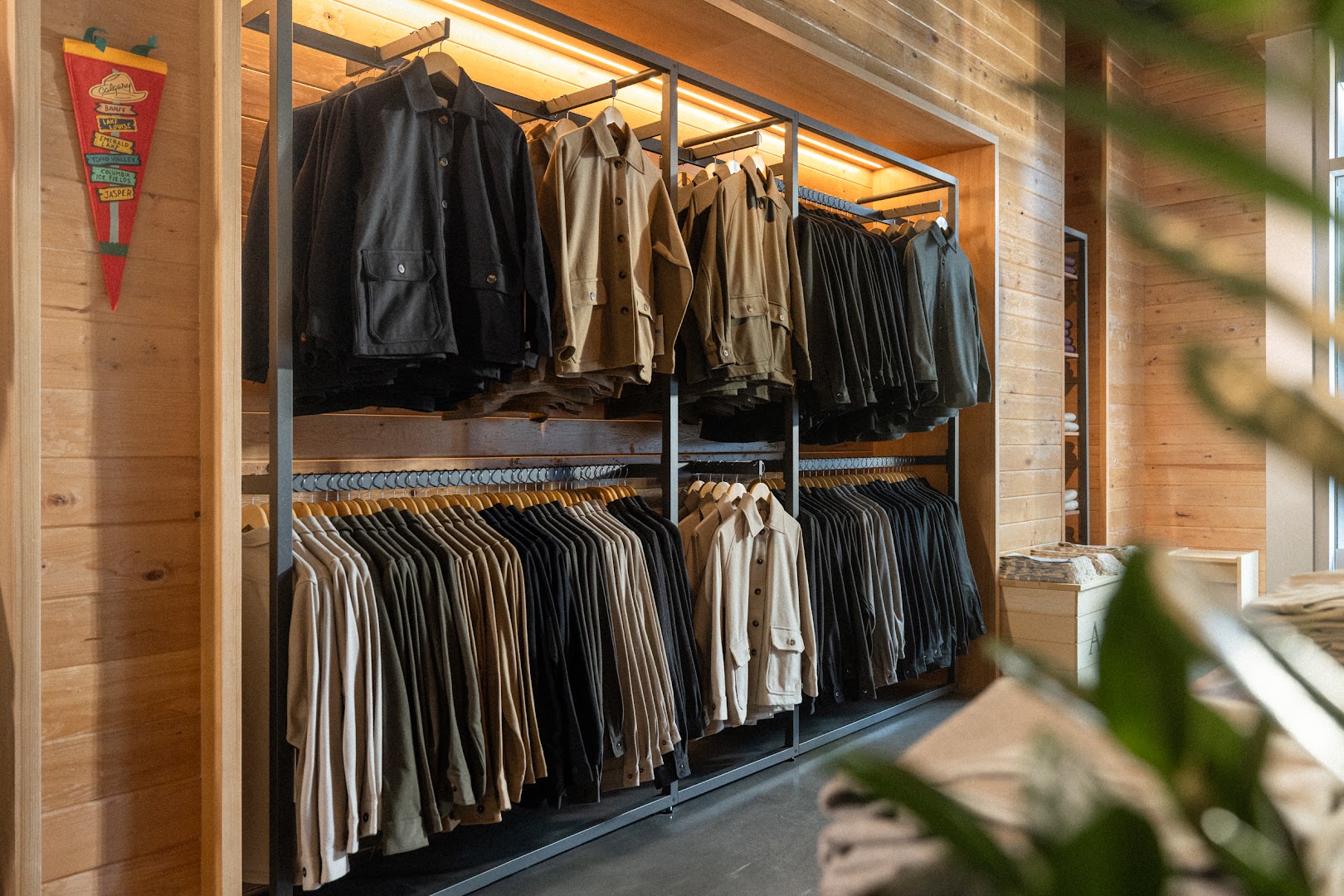 ANIÁN: professional shop interior display photo