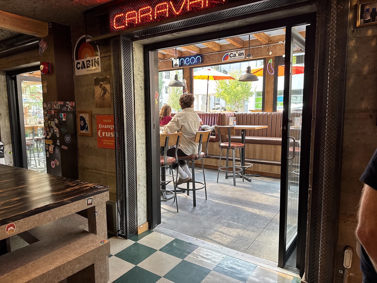 Cold Beer & Pizza: inviting restaurant atmosphere