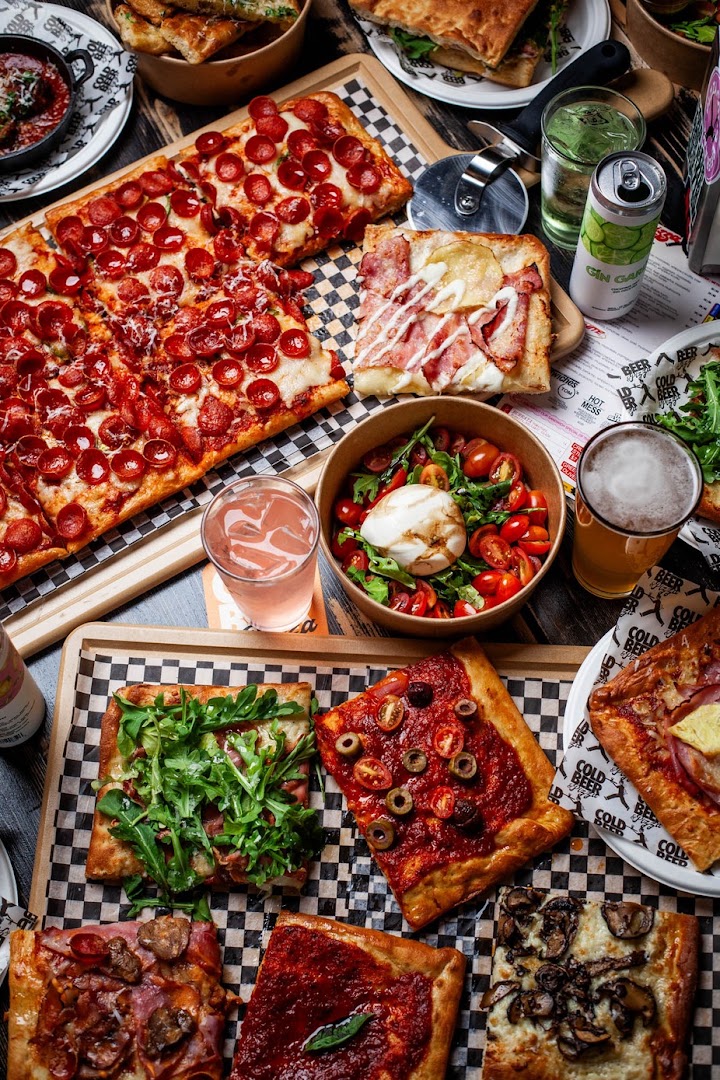 Cold Beer & Pizza: appetizing, high-quality food photography