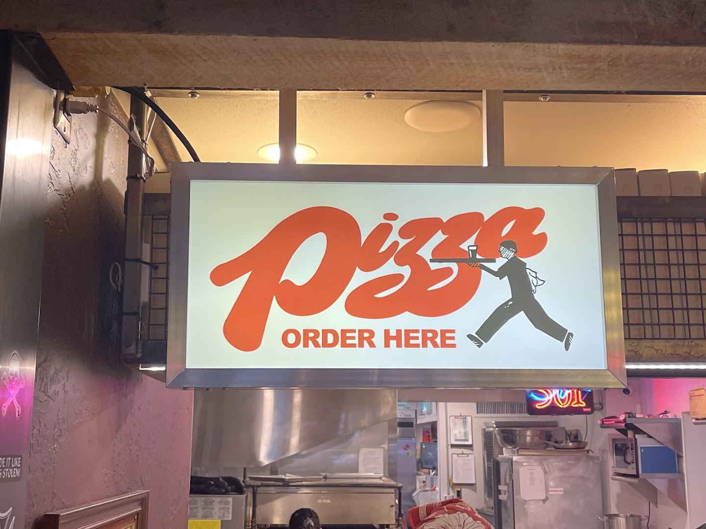 Cold Beer & Pizza: clear signage of the venue