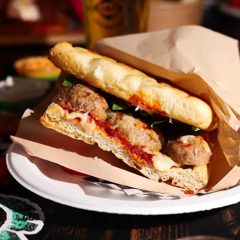 Cold Beer & Pizza: appetizing, high-quality food photography