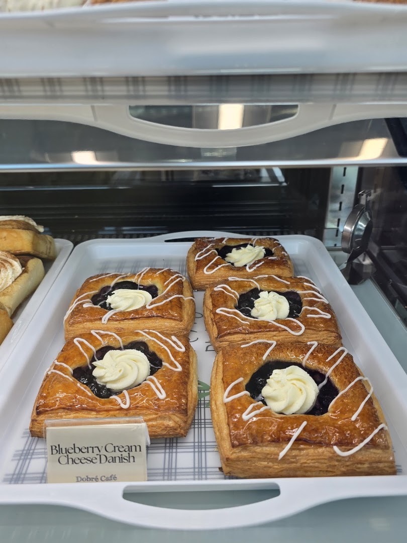 Dobré Café: appetizing display of fresh pastries