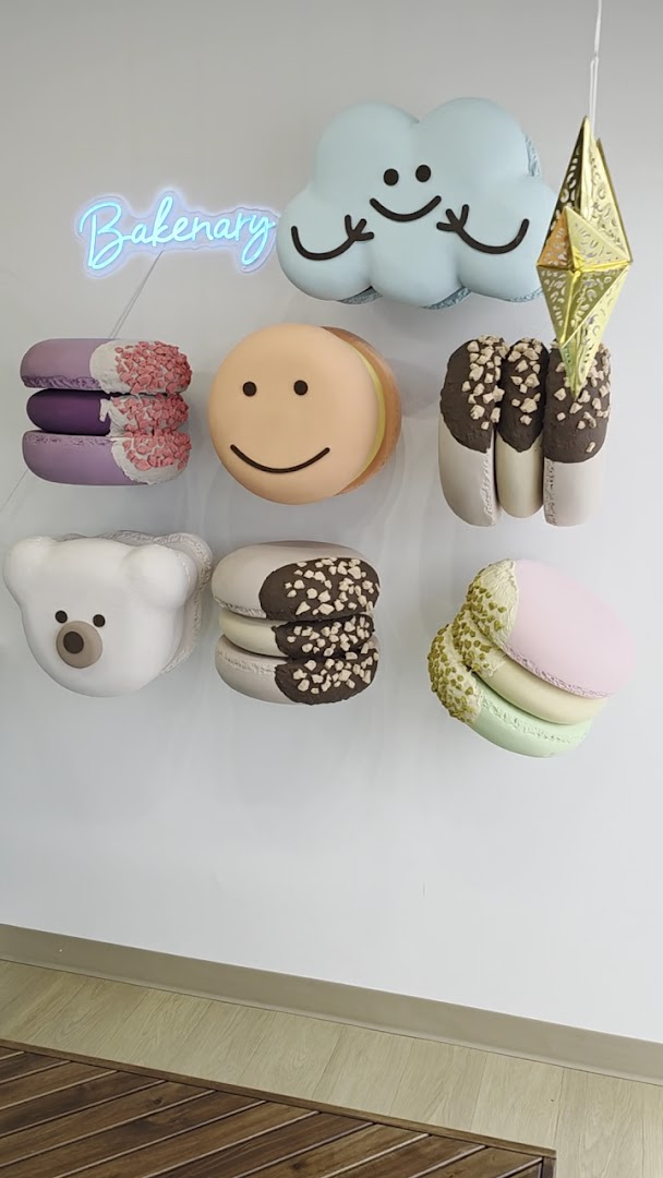 Bakenary: attractive display of shop products