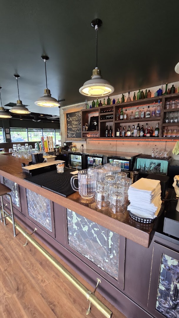 Frank's Community Pub: clear, inviting pub interior shot