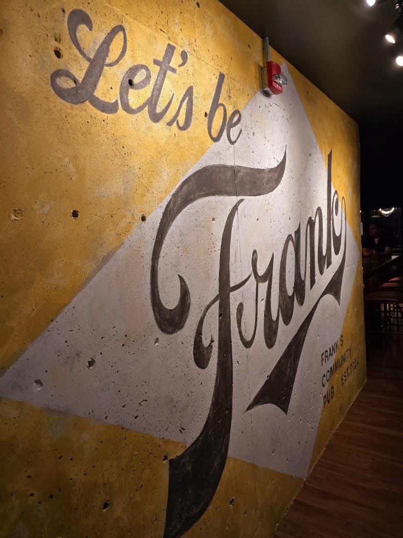 Frank's Community Pub: attractive interior wall branding