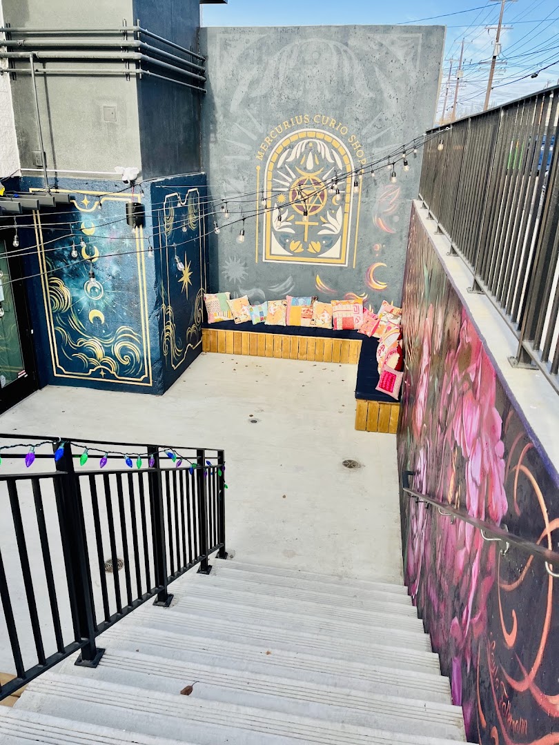 Mercurius Curio Shop: attractive shop exterior and atmosphere