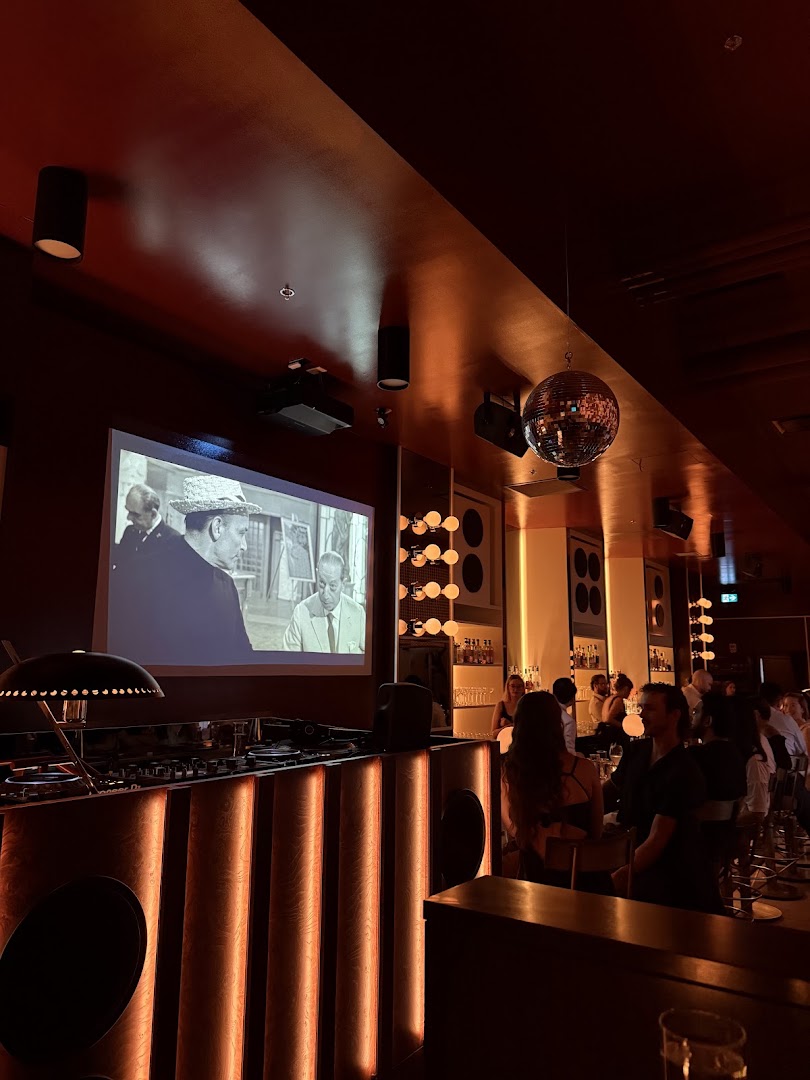 MIMI: bar's vibrant atmosphere