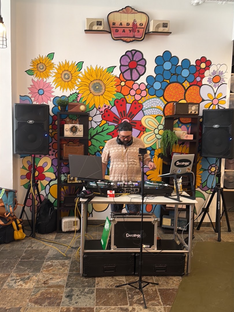 Off the Record Cafe: venue atmosphere and entertainment