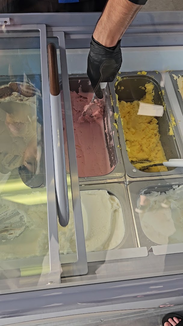 Shooby's Gelato: fresh gelato being served