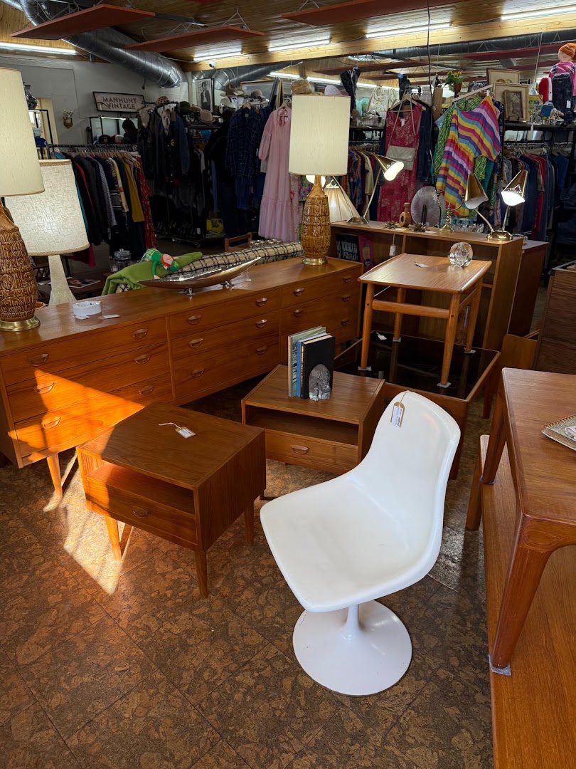 Vintage District: clear display of shop products