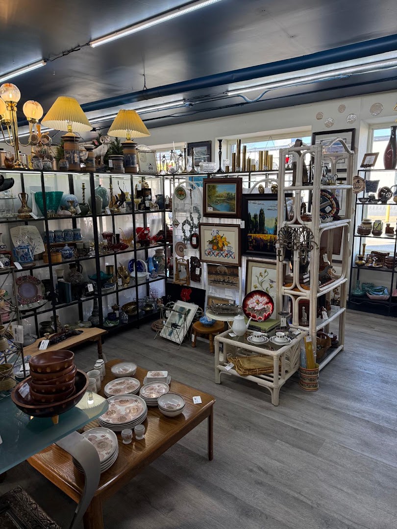 Vintage District: clear display of shop products