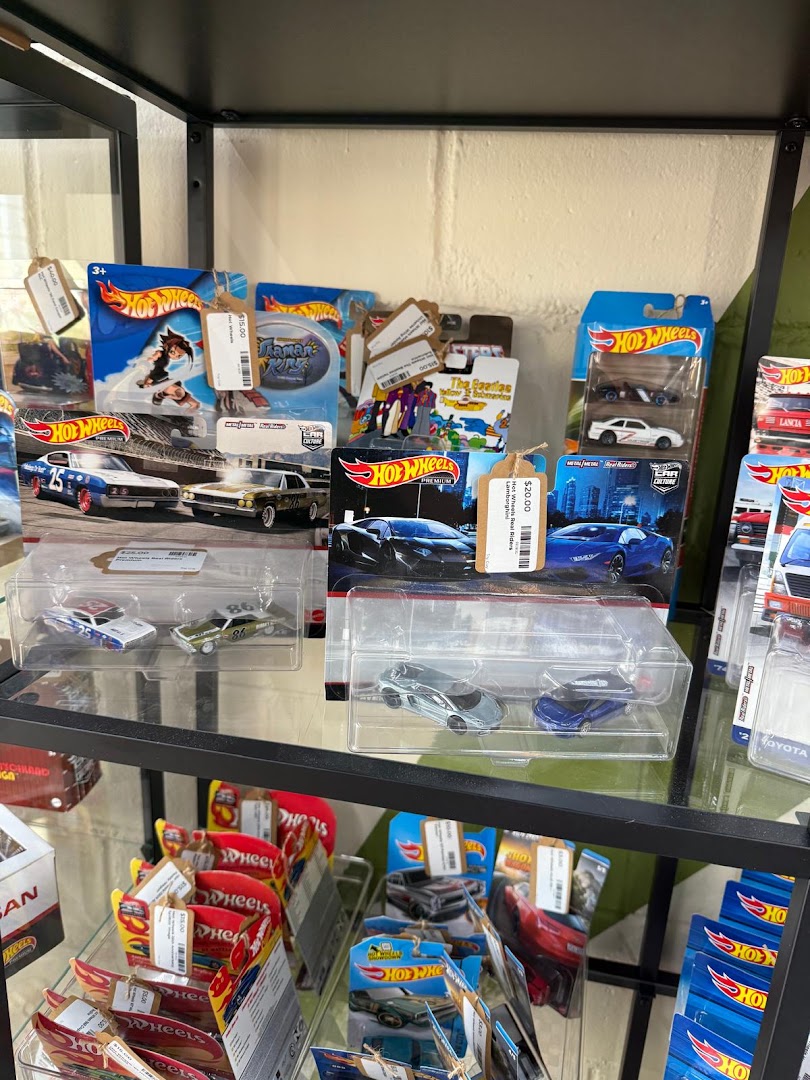 Vintage District: clear display of shop products