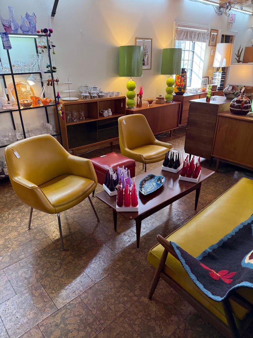 Vintage District: clear display of vintage products
