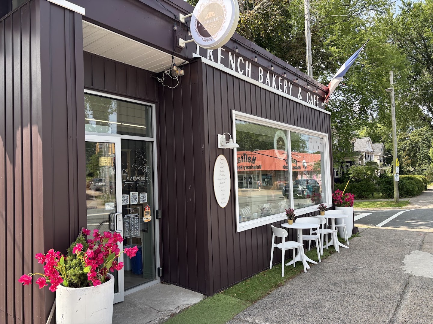 Angélique French Café: clear, inviting exterior shot